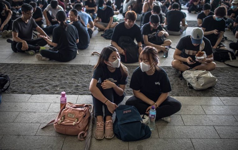 Tisuće mladih prosvjednika ponovno okupirale zgradu vlade u Hong Kongu